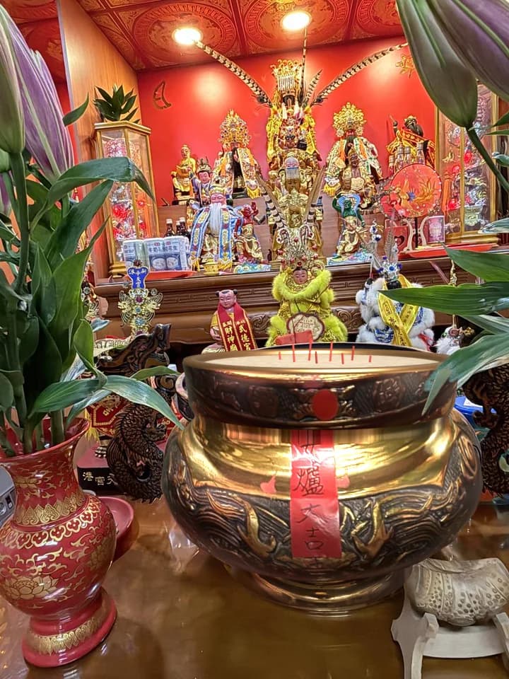 清豐宮神桌與龍紋香爐