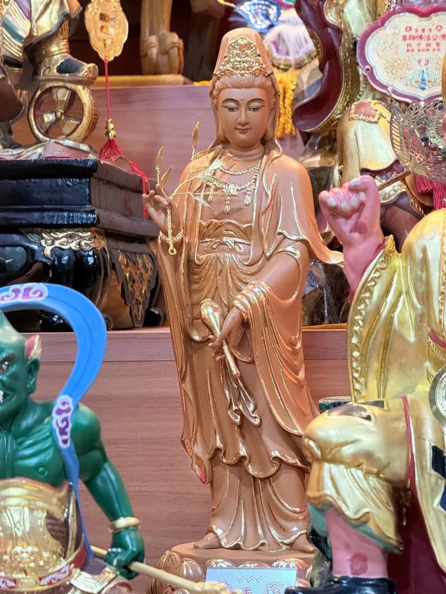 清豐宮殿內香爐與神尊