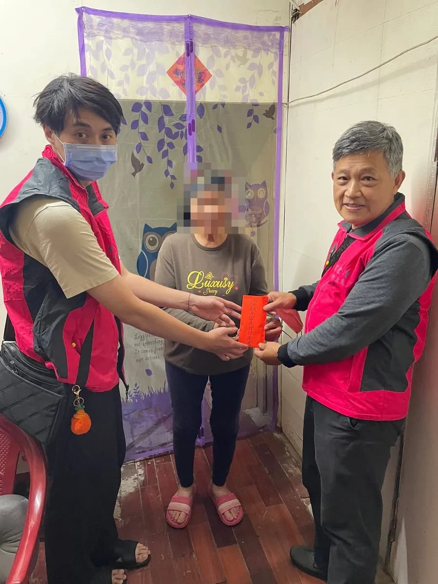 行善會志工到府濟助